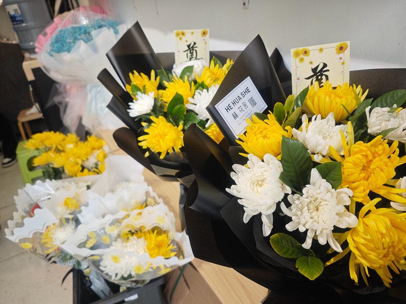 记者发现,祭祀花束多以黄白菊花搭配,偶尔点缀百合,康乃馨等,外包装多