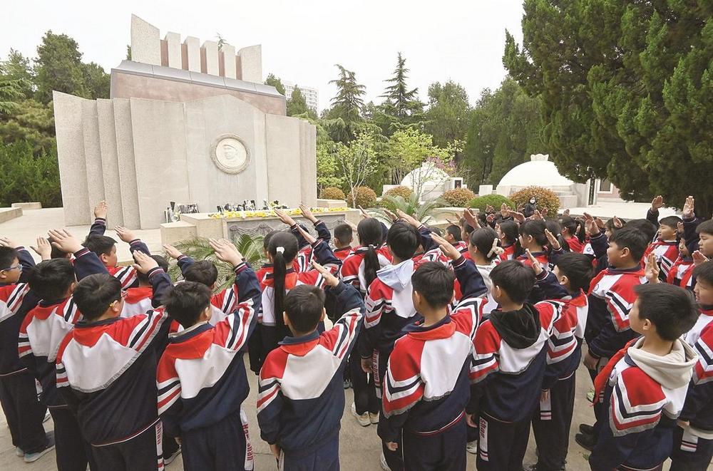 清明节是中华民族弘扬孝道,追思亲人,祭扫悼念的传统节日.连日来