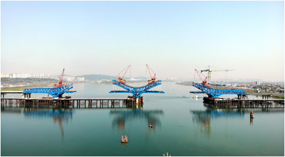 图为建设中的暮坪湘江特大桥