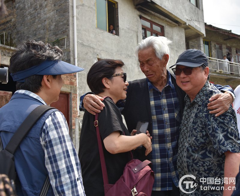 台胞张栗栗(左一)和张晓云(左二)与家乡亲人相拥而泣(三穗县台办供图)