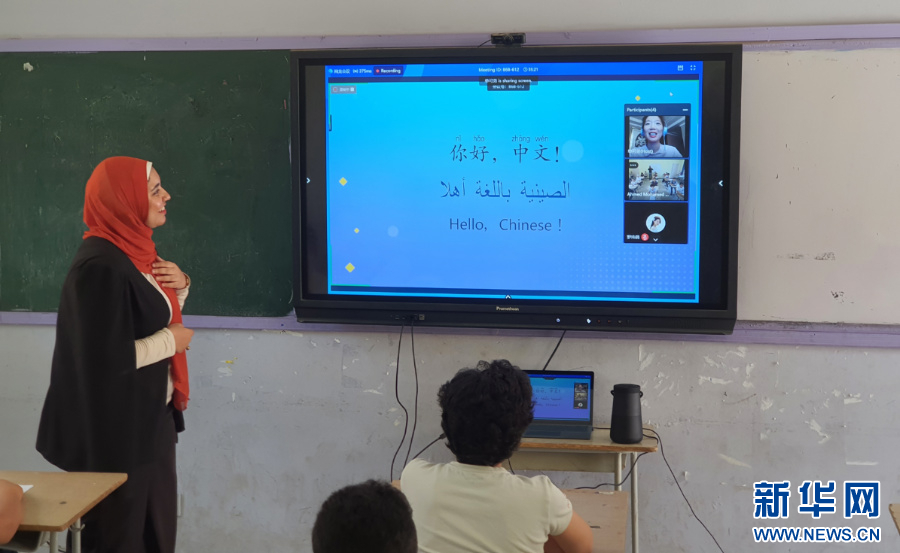 网龙在非洲某学校开展的直播课程现场。新华网发（网龙网络公司供图）