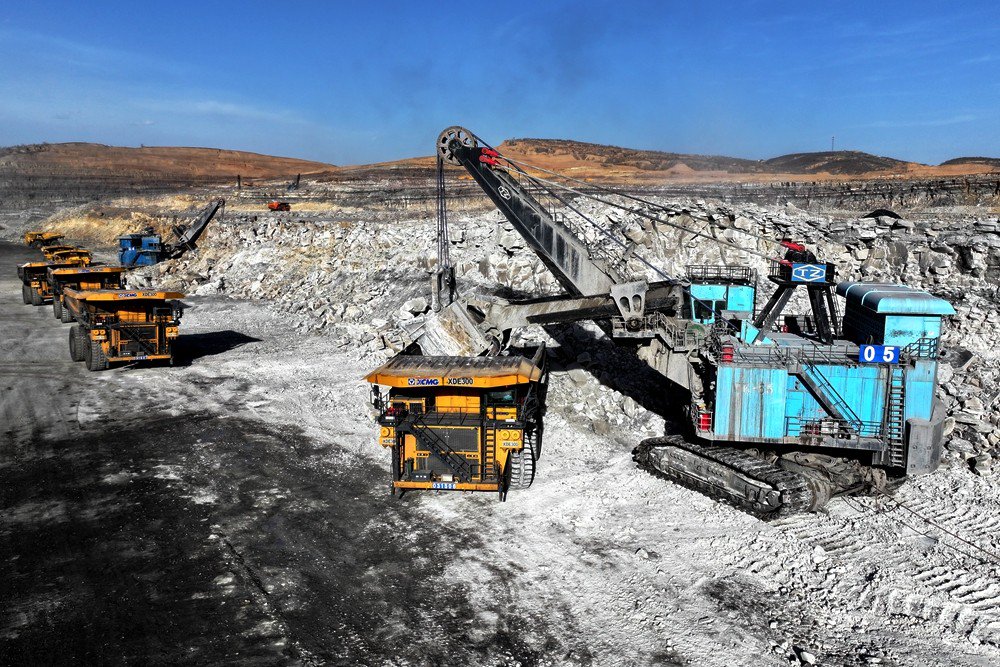 图为黑岱沟露天煤矿电铲正在进行岩石剥离作业2024年以来,准能集团