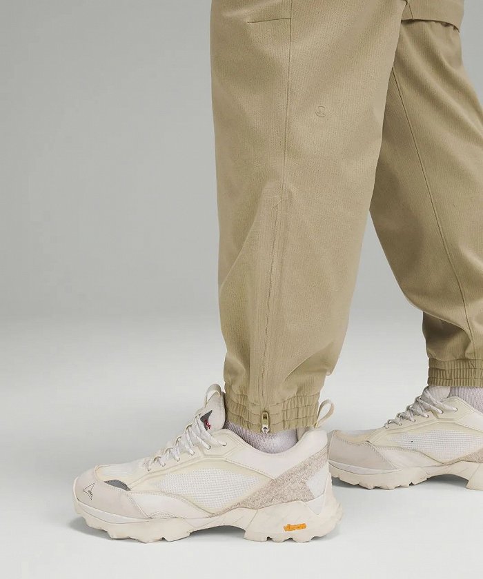 ▲ lululemon的logo被绣在裤子的边缘。图 / lululemon官网截图