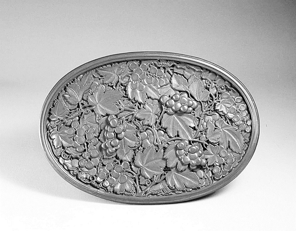 明代剔红葡萄纹椭圆盘