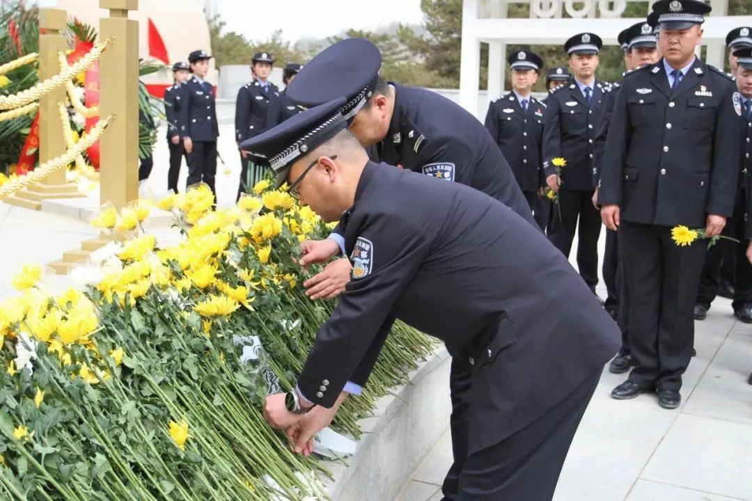 图为甘肃边检总站移民管理警察到兰州市烈士陵园开展清明节祭奠烈士