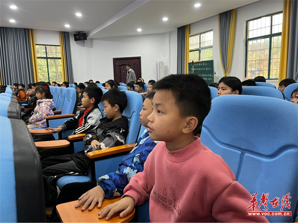 龙潭镇中心学校开展"快乐学习,健康成长"心理健康知识讲座