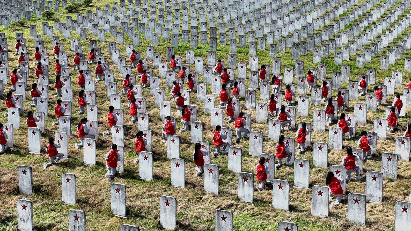 巴中通江:清明祭英烈 百余名师生为红军烈士墓碑描红