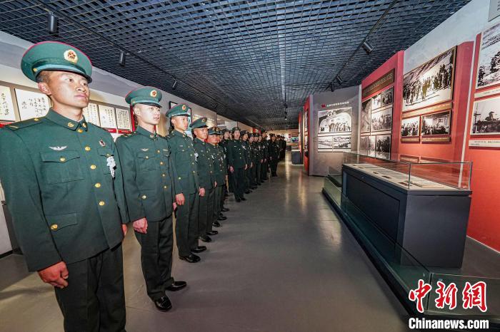 图为官兵们参观谭冠三纪念园.拉萨警备区供图