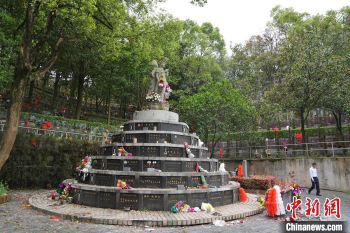 位长沙城区的金陵城市绿化墓园内的塔葬.中新网记者 杨华峰 摄