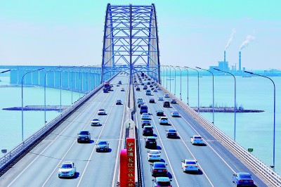 &nbsp;&nbsp;&nbsp;&nbsp;江苏南通沪苏通公铁长江大桥上的车流.