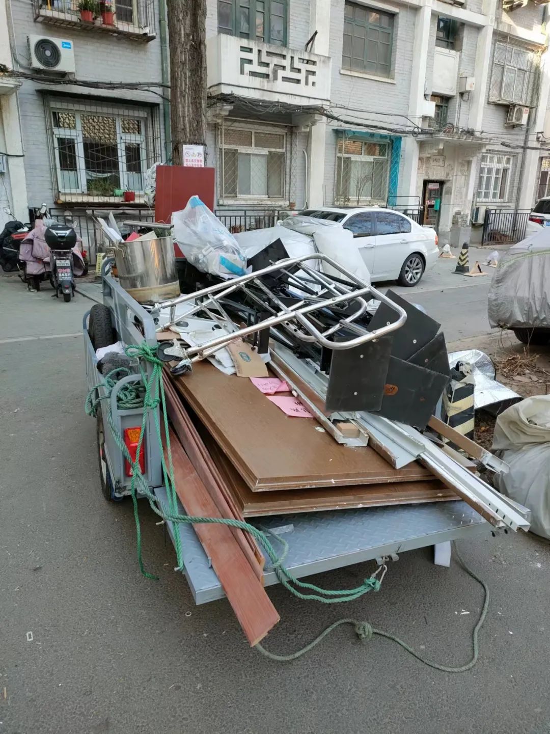 小区里的流动回收三轮车.图/李权云