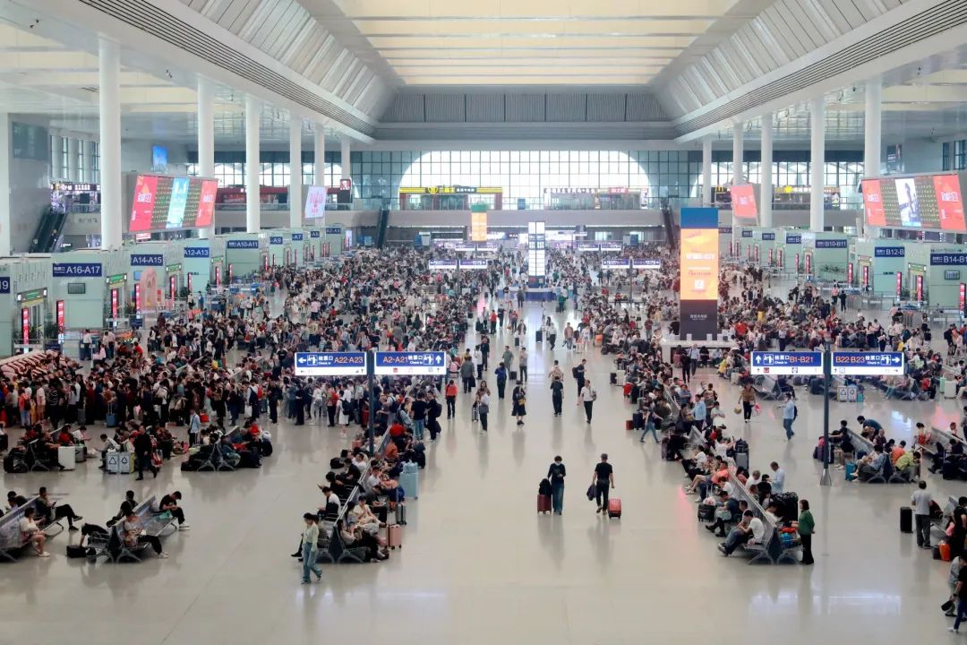 图为旅客在南宁东站高架候车区候车.于莉 摄