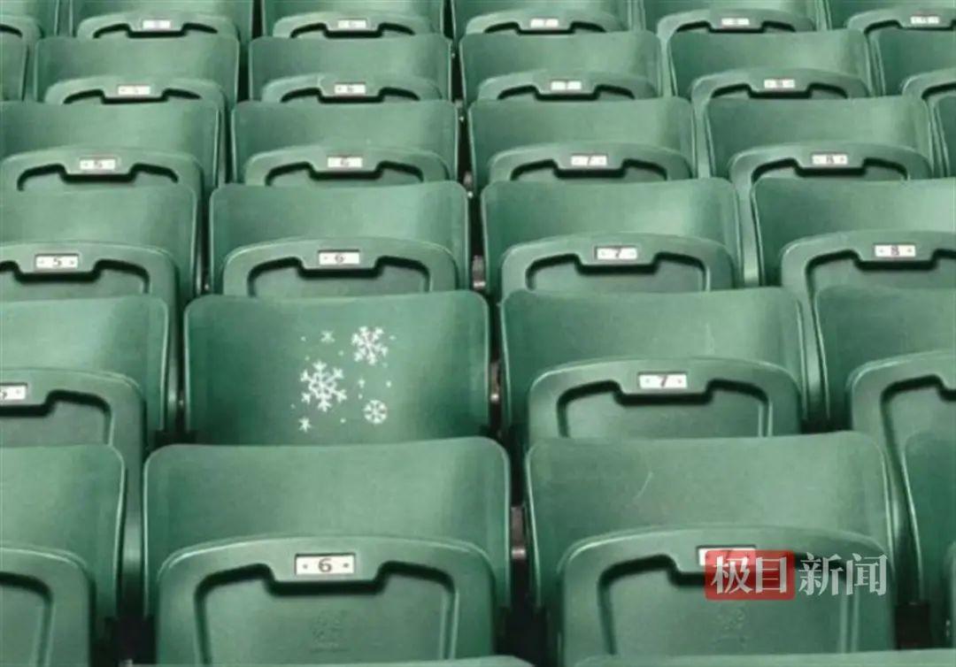 ↑杨雪生前座椅被喷涂了雪花 来源：微博“工体足球故事”