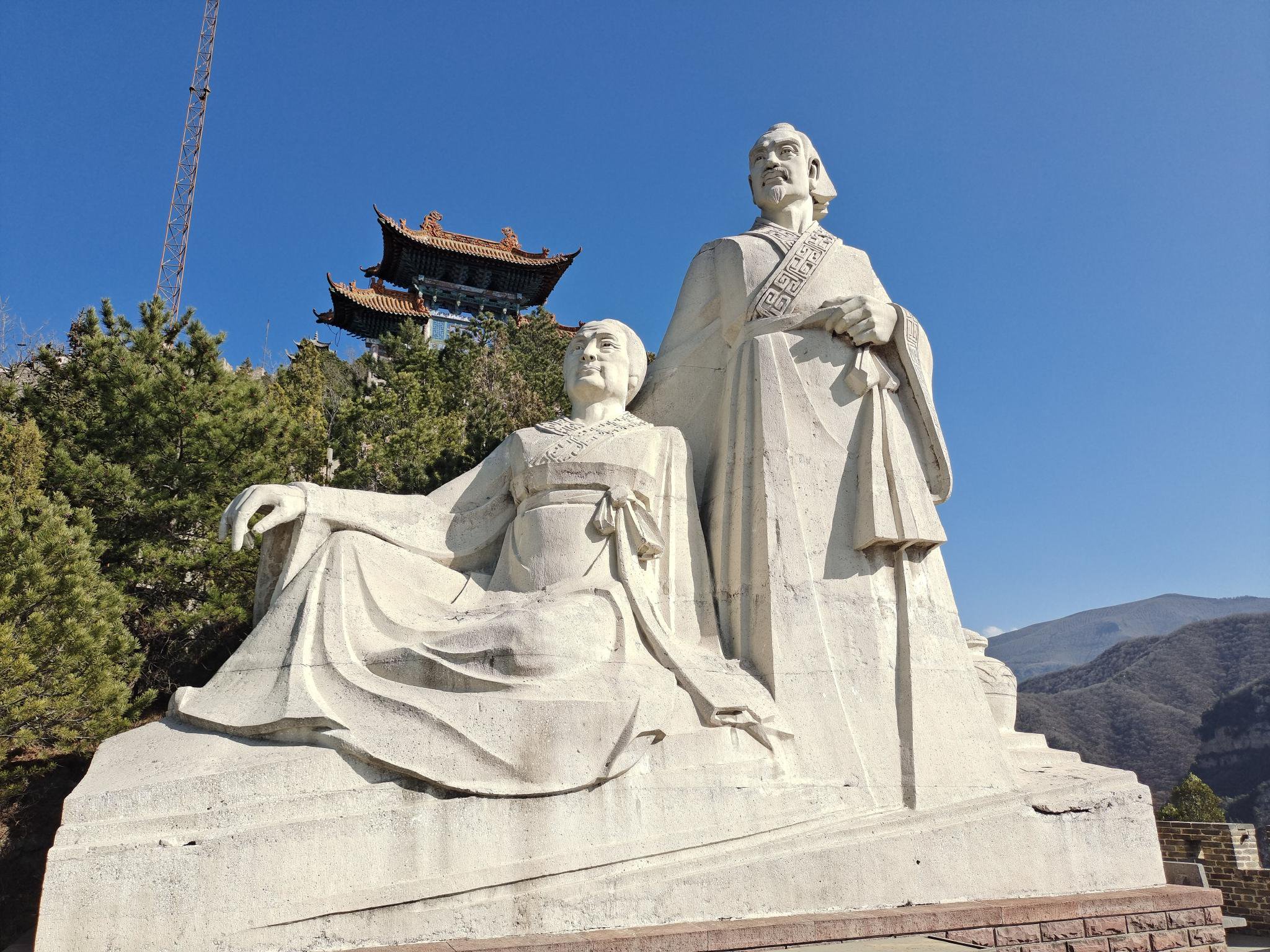 位于山西省介休市绵山上的介子推与母亲的雕像.