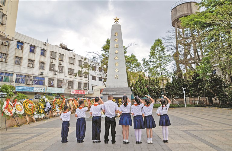 清明节,宝安福永小学的学生们前往福永兴围革命烈士纪念碑向烈士献花.