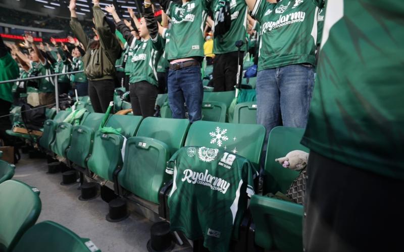 国安新赛季主场首秀,工体"星光"悼念离世球迷