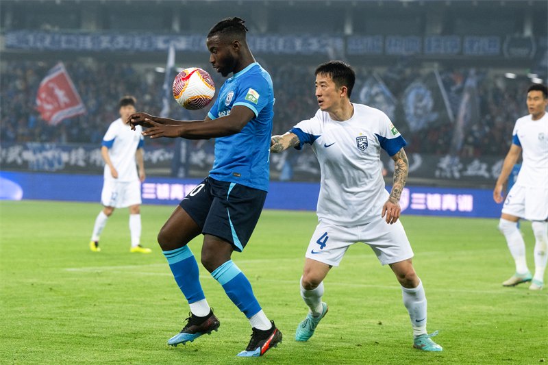 4月4日,沧州雄狮队球员奥斯卡(左)在比赛中停球.新华社记者 肖艺九 摄