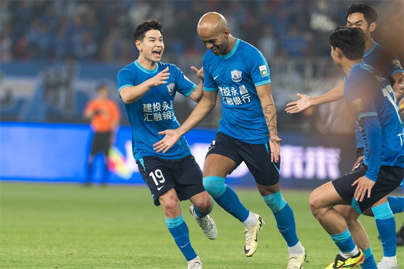 4月4日,沧州雄狮队球员埃韦尔(左二)进球后与队友庆祝.