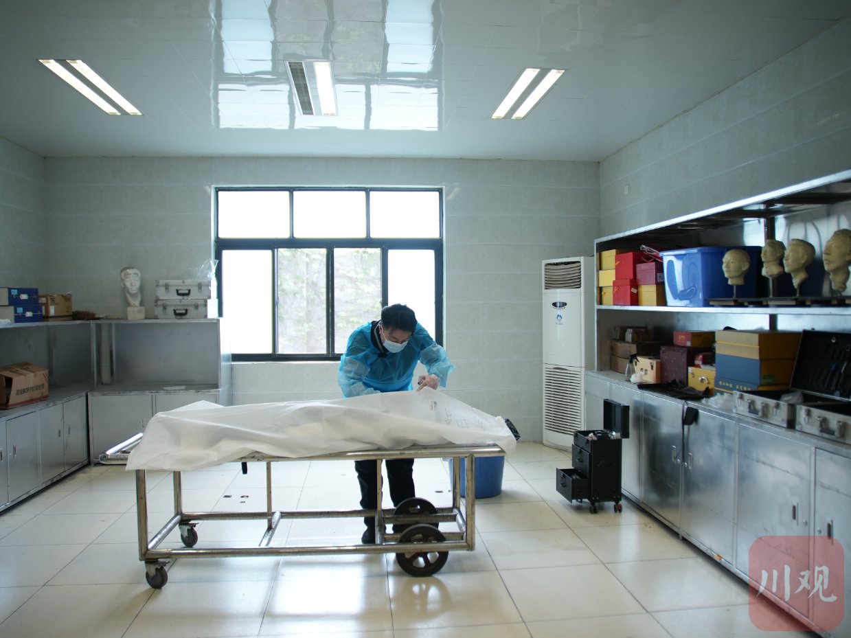 成都市殡仪馆遗体整容师蔡光强在工作中