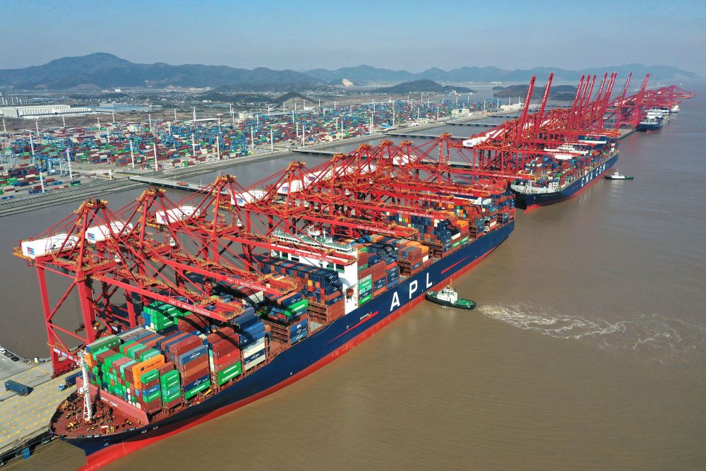 货轮停靠在宁波舟山港梅山港区码头(2024年1月24日摄,无人机照片).