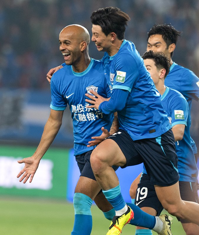 4月4日,沧州雄狮队球员埃韦尔(左一)进球后与队友庆祝.