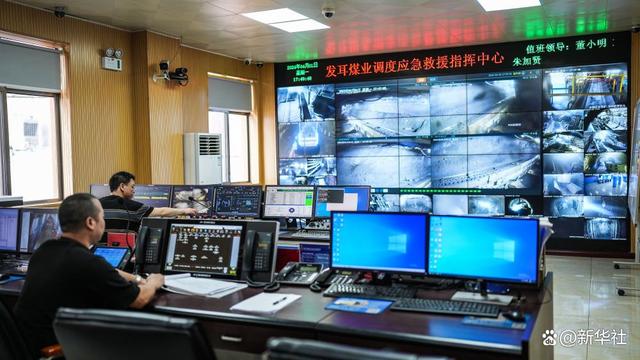 4月1日，发耳煤业工作人员在调度应急救援指挥中心工作。新华社记者 陶亮 摄