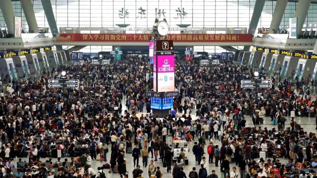 清明假期，杭州东站迎来旅客出行高峰。祝泰郞 摄