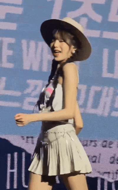 扭胯转圈时，张元英的小臂是打开的