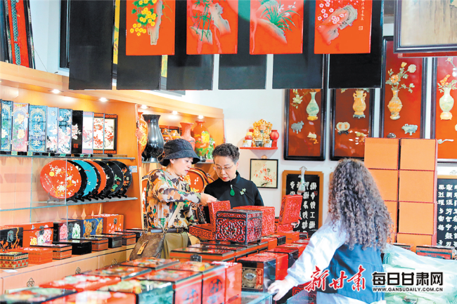 游客选购天水雕漆产品.本组图片摄影:新甘肃·甘肃日报记者&nbsp;高樯