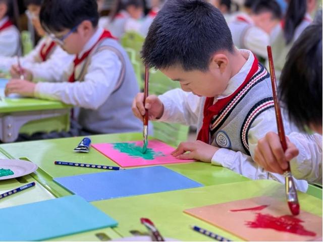 在建平临港小学美术教师郁天浩执教的"临港鱼见你"一课中,他以学校