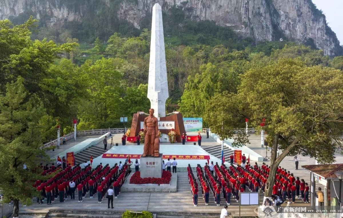 党员教师与学生在金城江革命烈士纪念碑开展祭扫工作.通讯员供图