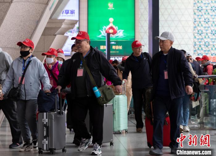 中老年游客组团乘坐旅游专列.记者 杨迪 摄