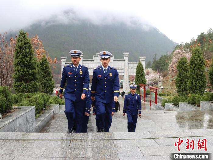 西藏林芝市森林消防支队波密,察隅中队开展清明祭扫主题活动|消防支队