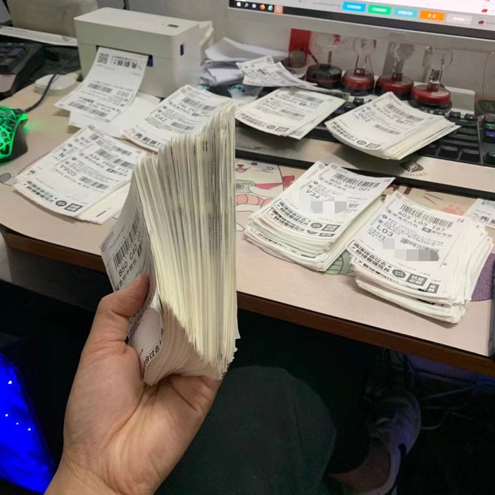 商品发货单 图源:受访者潮新闻记者了解到,自2015年以来,莫云浩所在的