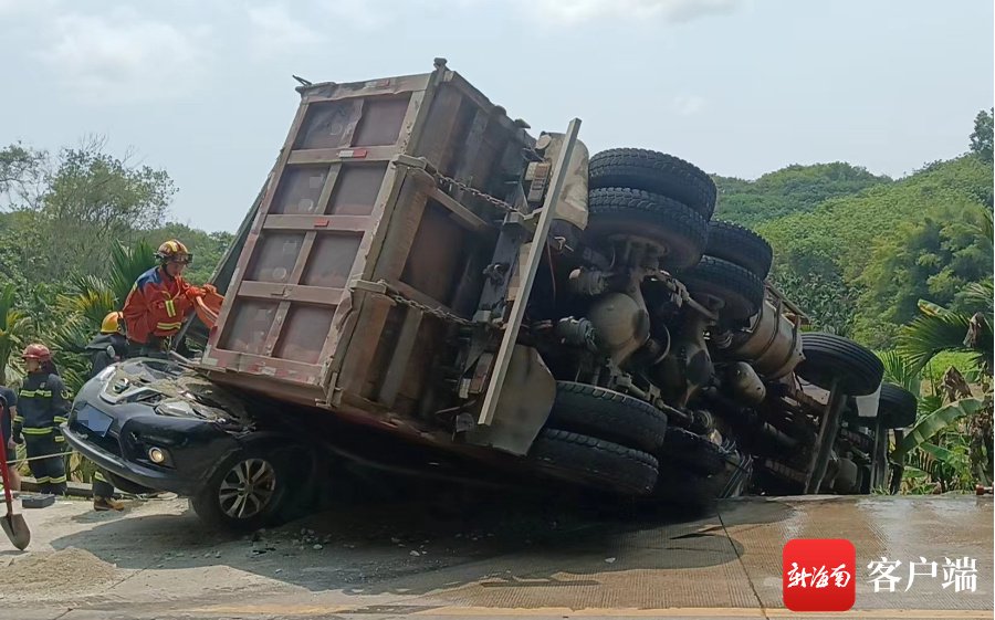 大货车侧翻"压扁"小轿车 救援细节→|救援_新浪财经_新浪网