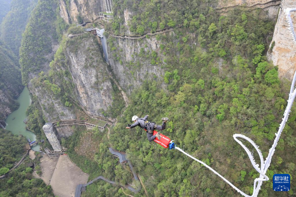 4月6日,游人在湖南张家界大峡谷风景区体验高空蹦极.