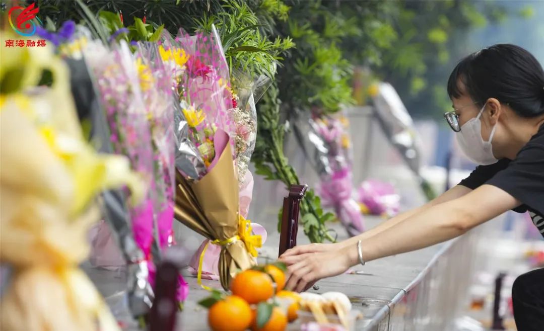 保障祭扫现场安全有序"清明节当天,我和家人到顺德区飞鹅墓园拜祭先人