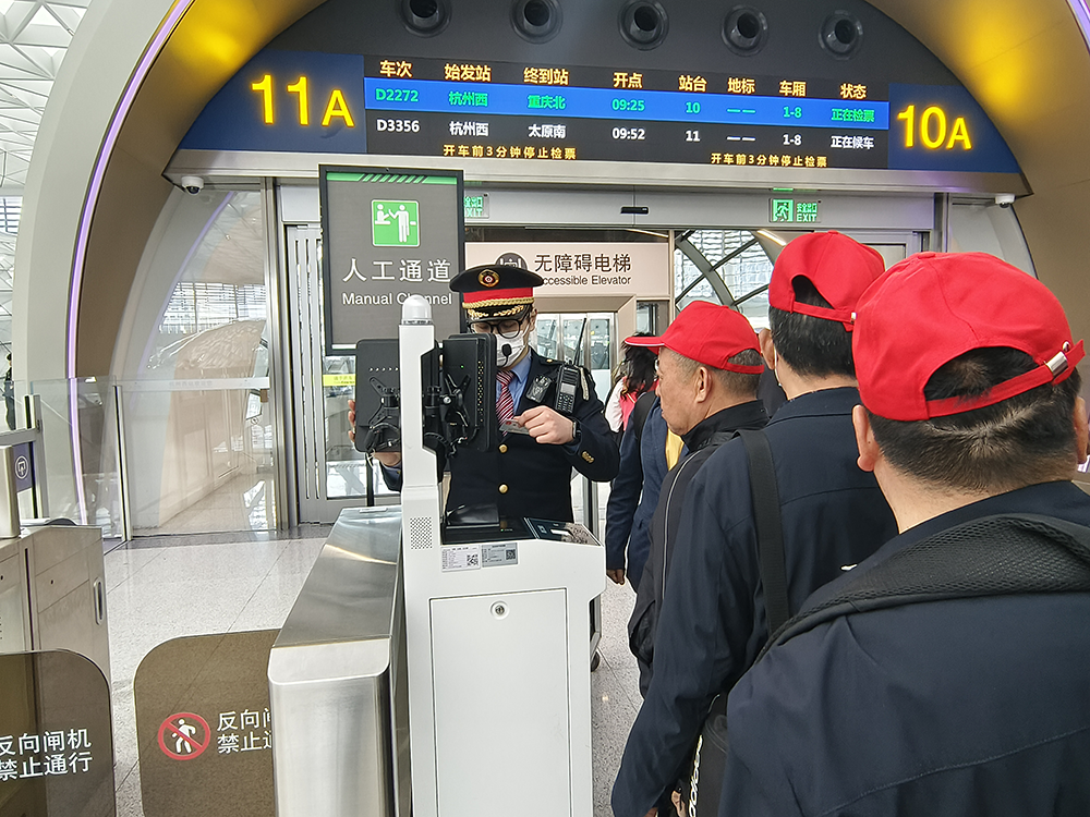 杭州西站有力保障团队旅客进站检票。王逸 摄