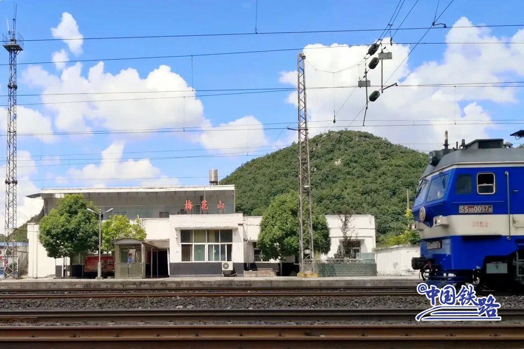 梅花山站位于贵州省毕节市威宁彝族回族苗族自治县梅花乡.