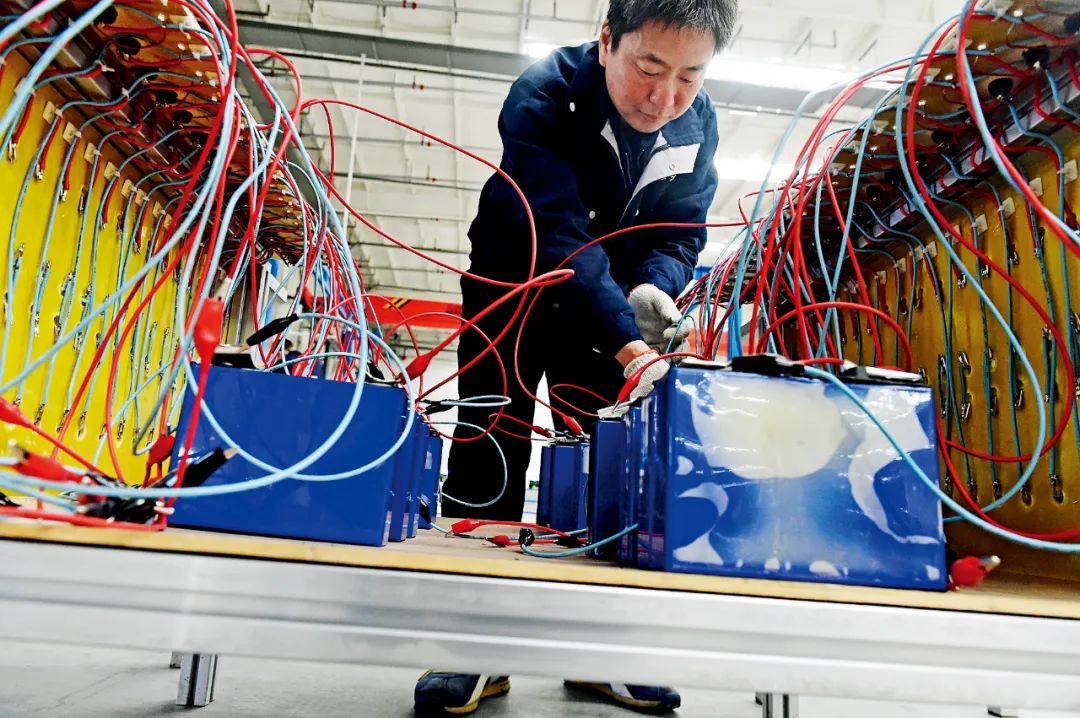 赛德美公司一处工厂内，工作人员安装动力电池回收处理设备。图/IC