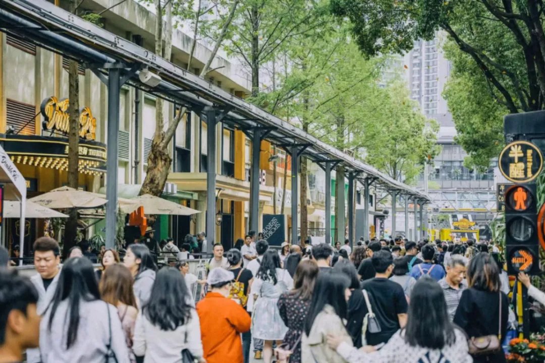 一周两次华春莹向全球推介成都