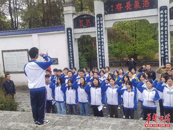 洞口三中赴高沙抗日烈士陵园开展清明祭扫活动|抗日