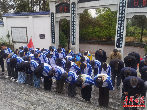 洞口三中赴高沙抗日烈士陵园开展清明祭扫活动|抗日