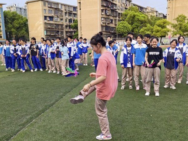 湘潭市湘钢一中举行高三年级毽球比赛|湘潭市_新浪财经_新浪网