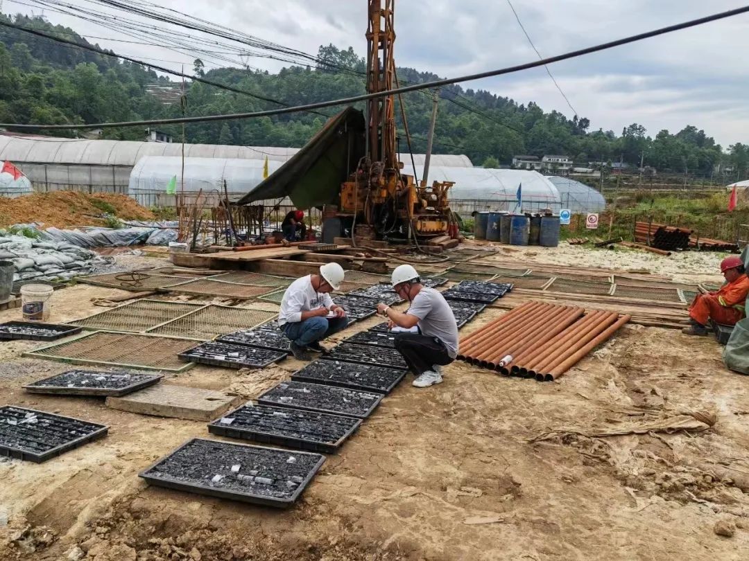 营上磷矿详查项目技术人员在查看岩心