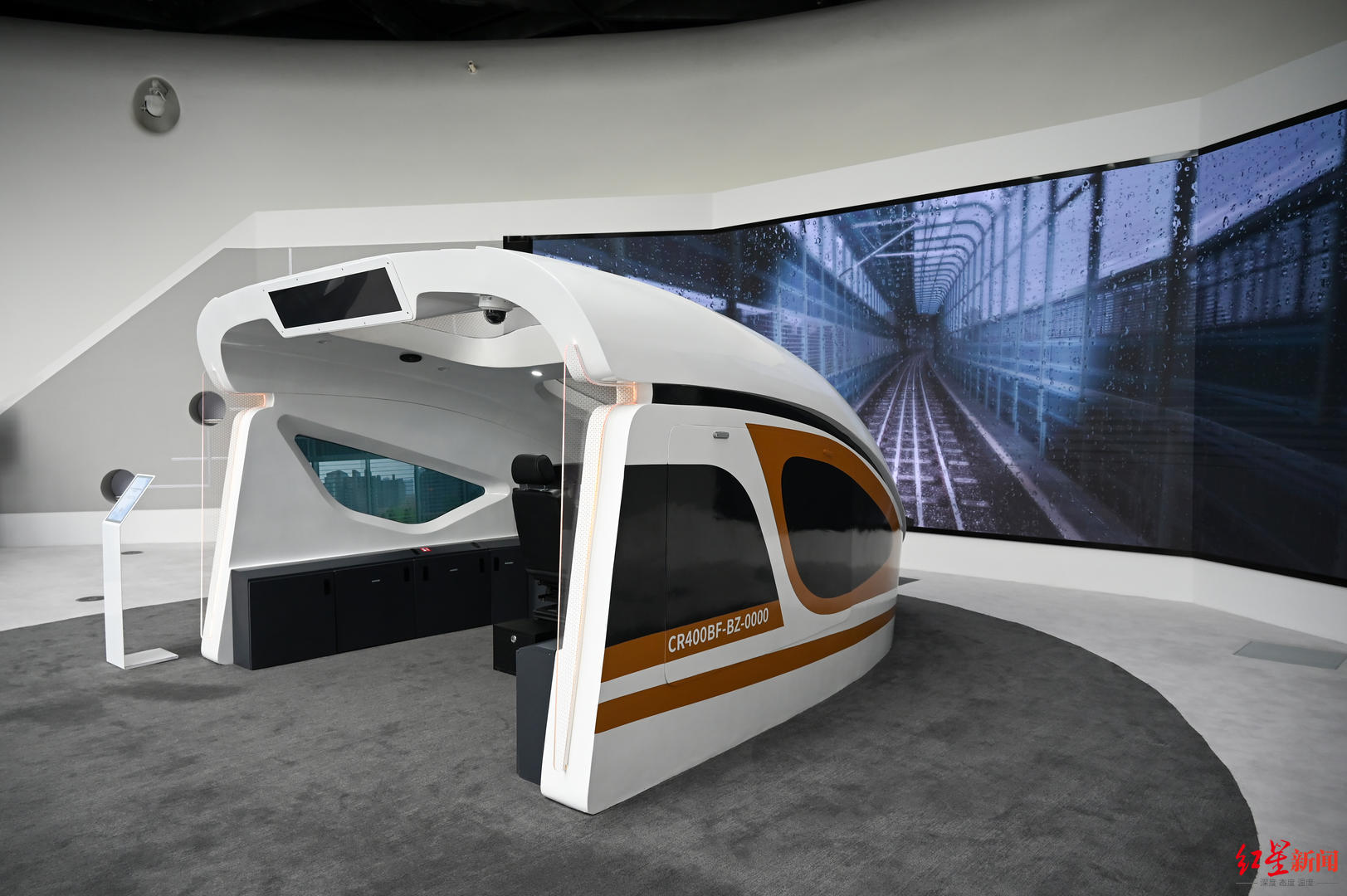 ▲成都科创生态岛1号馆，现场展示的CR400BF高速动车组模拟驾驶舱