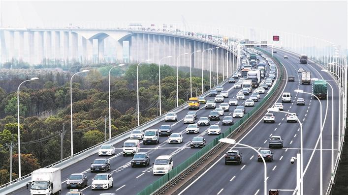 4月6日,在江苏省常熟市,返程车流通过沈海高速苏通大桥(无人机照片).