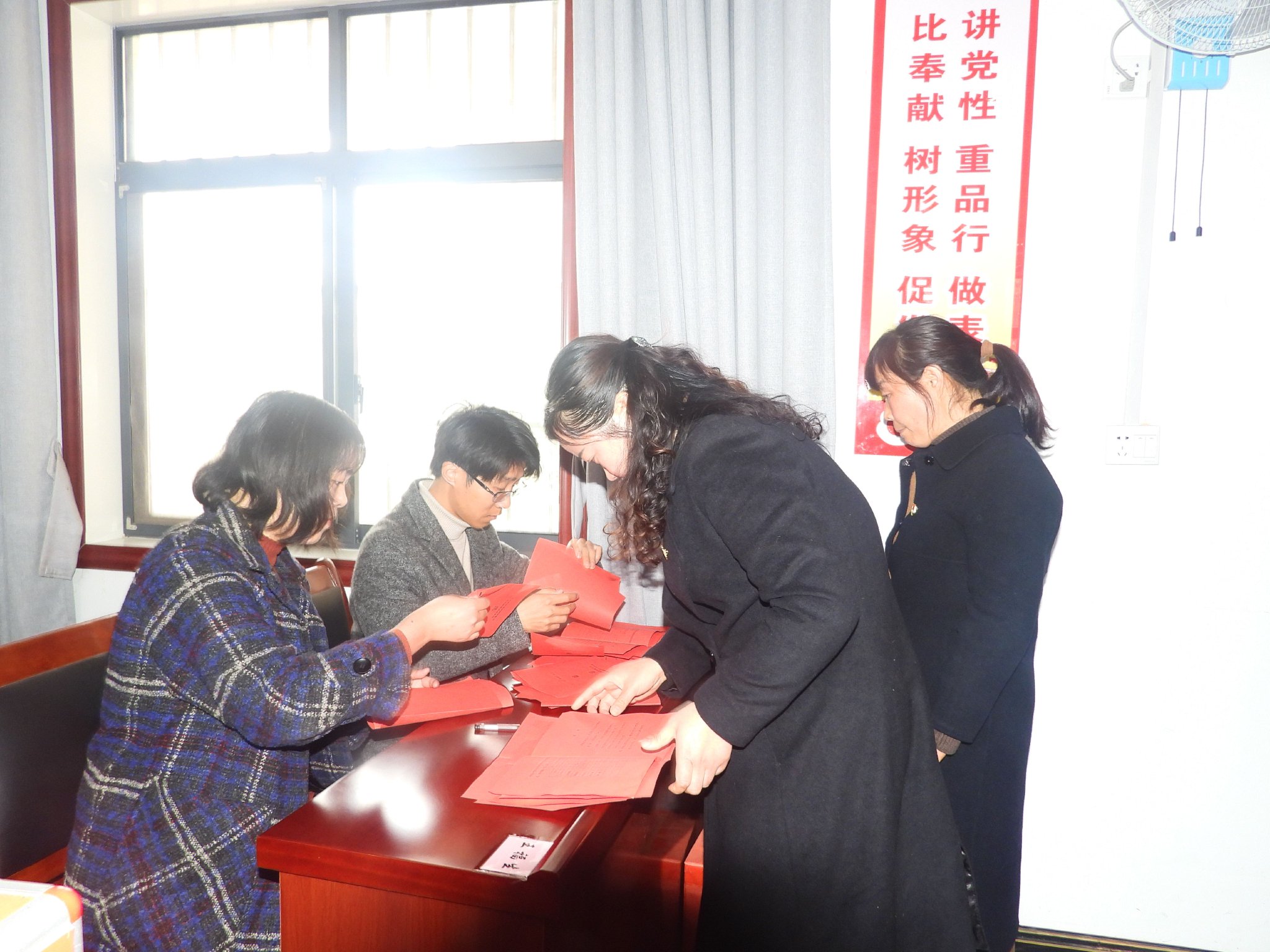 会上,上一届中共内乡县赤眉镇教育支部委员会副书记靳卫东同志分别