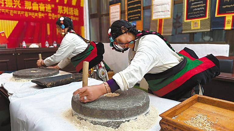 那曲奋进"农牧民技能大赛中,巴青县农牧民参赛选手进行手工磨糌粑