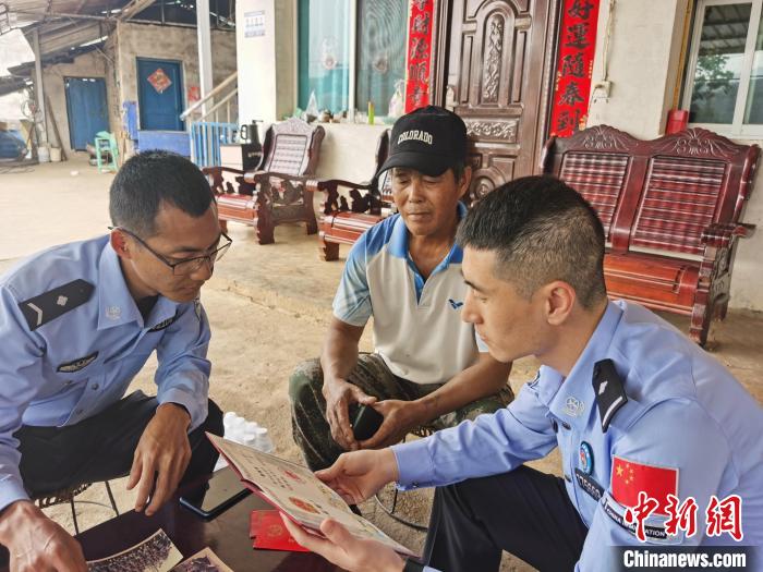 云南临沧:40多年后,他终于收到了烈士哥哥的遗像